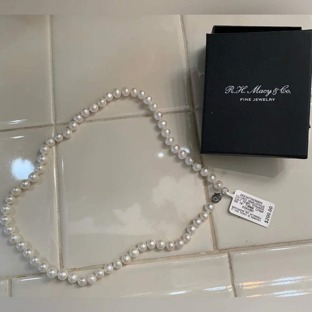 🌷🌷SALE🌷🌷Elegant Cultured Pearl Necklace from Macy’s - Picture 2 of 3